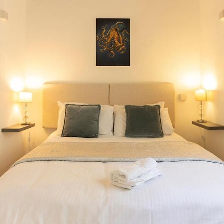 **Sunny And Bright, Thatchers Rock One Bed Beach Front Apartment*** Torquay Kültér fotó
