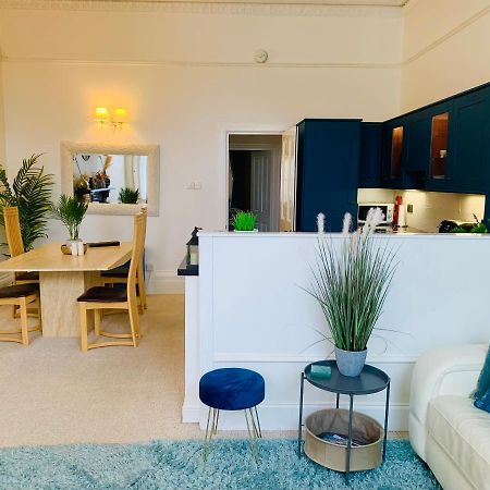 **Sunny And Bright, Thatchers Rock One Bed Beach Front Apartment*** Torquay Kültér fotó