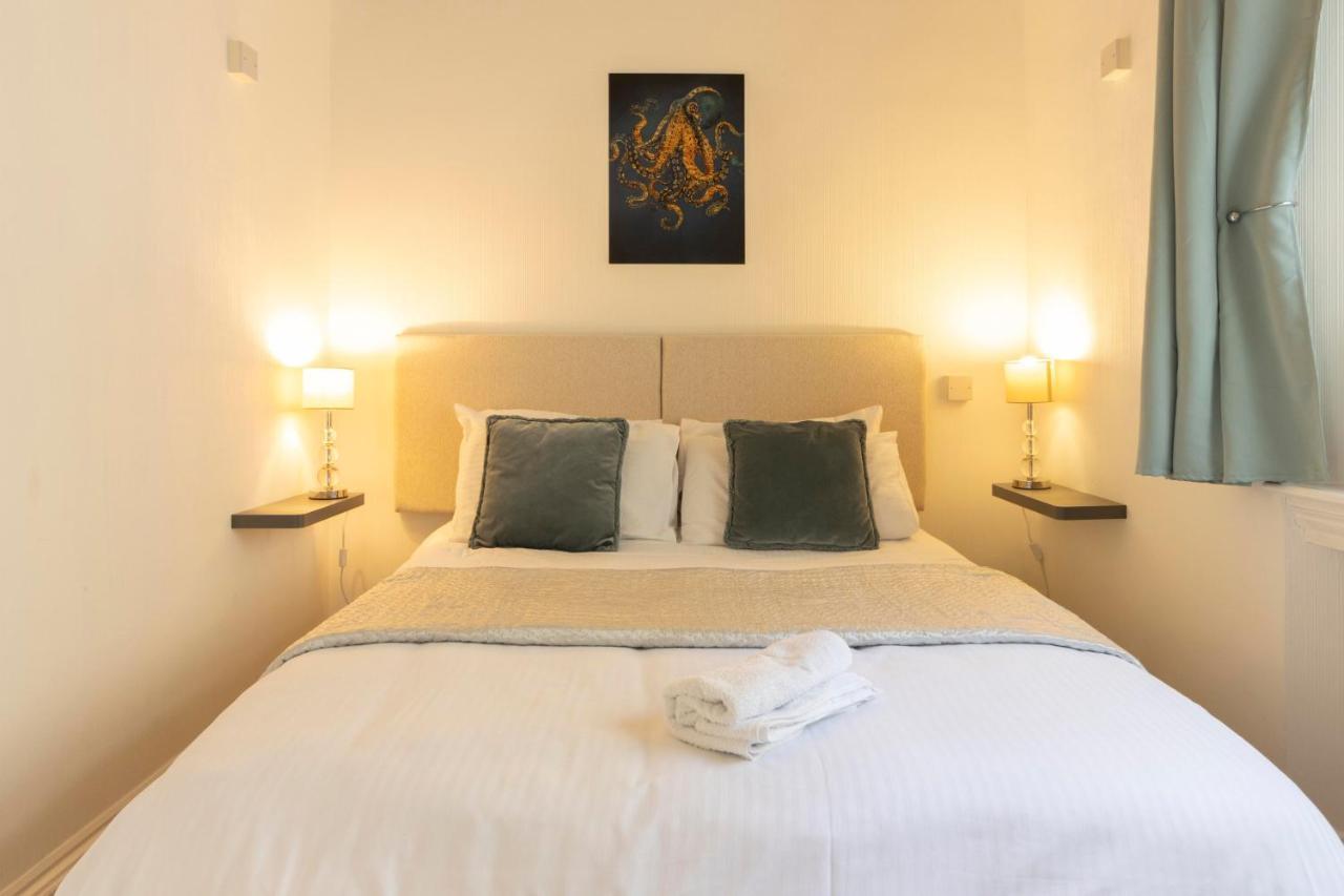 **Sunny And Bright, Thatchers Rock One Bed Beach Front Apartment*** Torquay Kültér fotó