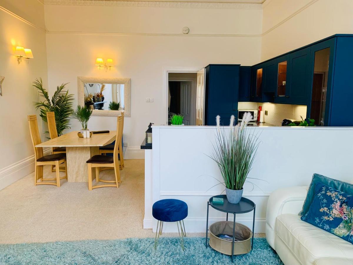 **Sunny And Bright, Thatchers Rock One Bed Beach Front Apartment*** Torquay Kültér fotó