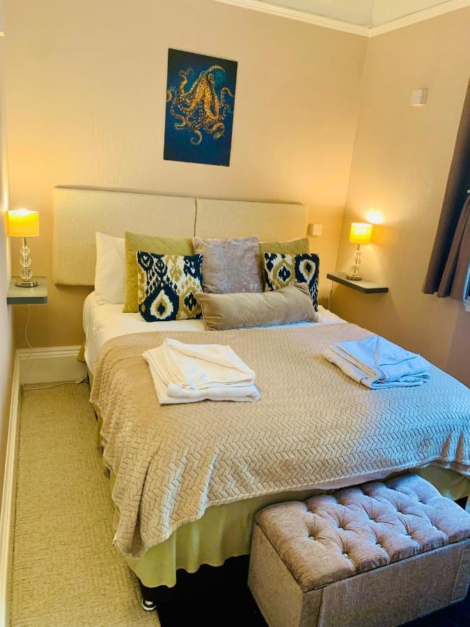 **Sunny And Bright, Thatchers Rock One Bed Beach Front Apartment*** Torquay Kültér fotó