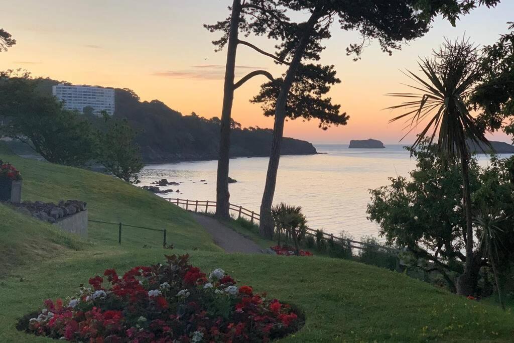 **Sunny And Bright, Thatchers Rock One Bed Beach Front Apartment*** Torquay Kültér fotó